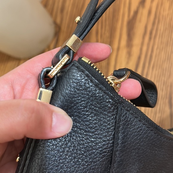 Michael kors shoulder bag. - Picture 5 of 11